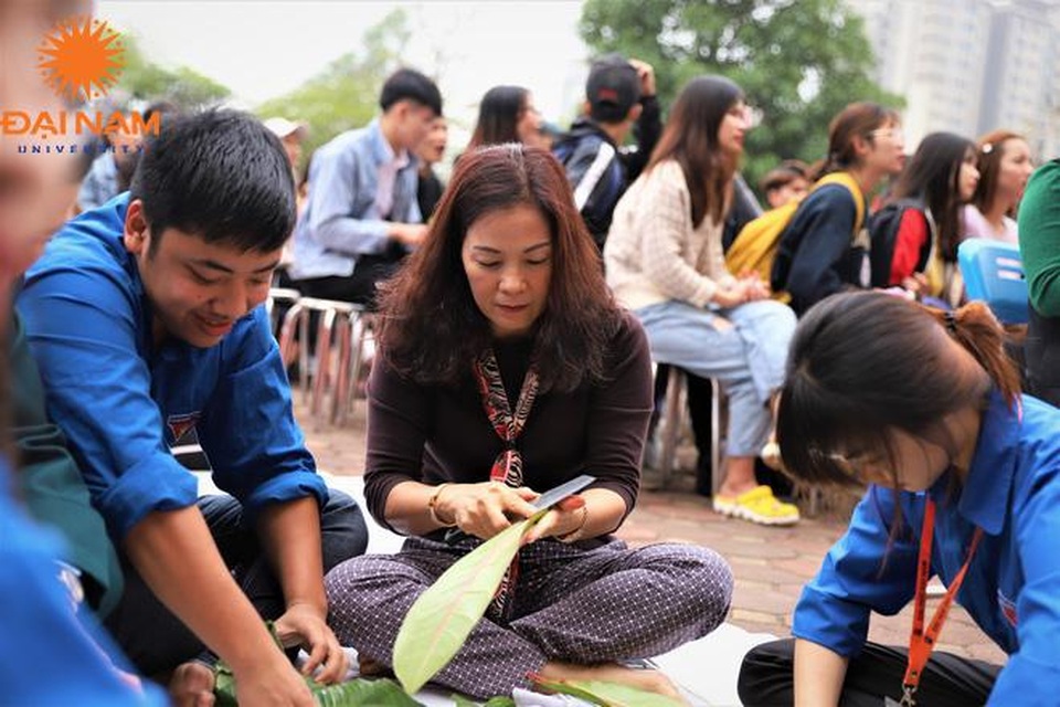 Tấm bánh nghĩa tình đặc biệt của sinh viên dành tới các hoàn cảnh khó khăn - 2 Tấm bánh nghĩa tình đặc biệt của sinh viên dành tới các hoàn cảnh khó khăn - 2