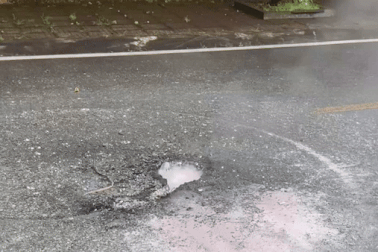 Dây điện đứt rơi xuống đường gây cháy, nước sôi sùng sục