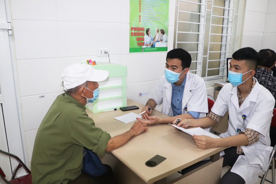 Hàng trăm người được khám sàng lọc loại ung thư đứng thứ 8 về tỷ lệ tử vong - 3 Hàng trăm người được khám sàng lọc loại ung thư đứng thứ 8 về tỷ lệ tử vong - 3