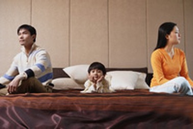 Sao lại cãi vã trước mặt con?