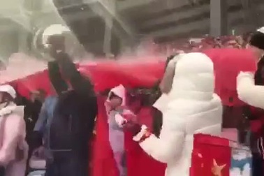 Cổ động viên Việt Nam đội tuyết để cổ vũ hết mình cho U23 Việt Nam trên sân vận động Thường Châu.