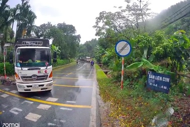 Xe tải trượt như diễn xiếc trên đường vì phóng nhanh, phanh gấp