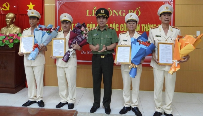 Lãnh đạo Công an TP Đà Nẵng trao quyết định điều động, bổ nhiệm và tặng hoa chúc mừng các cán bộ, chiến sĩ