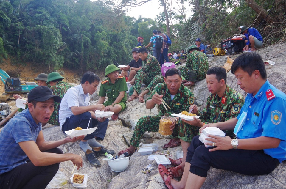 Tìm thấy áo quần, vật dụng của công nhân dưới lòng sông Rào Trăng - 12 Tìm thấy áo quần, vật dụng của công nhân dưới lòng sông Rào Trăng - 12