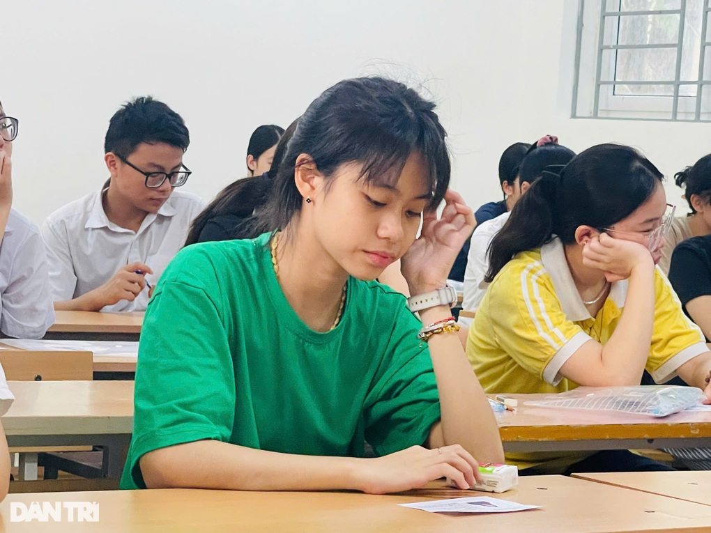 مدرسة اللغات الأجنبية على وشك الإعلان عن نتائج القبول - 1 Trường THPT chuyên Ngoại ngữ sắp công bố điểm chuẩn - 1