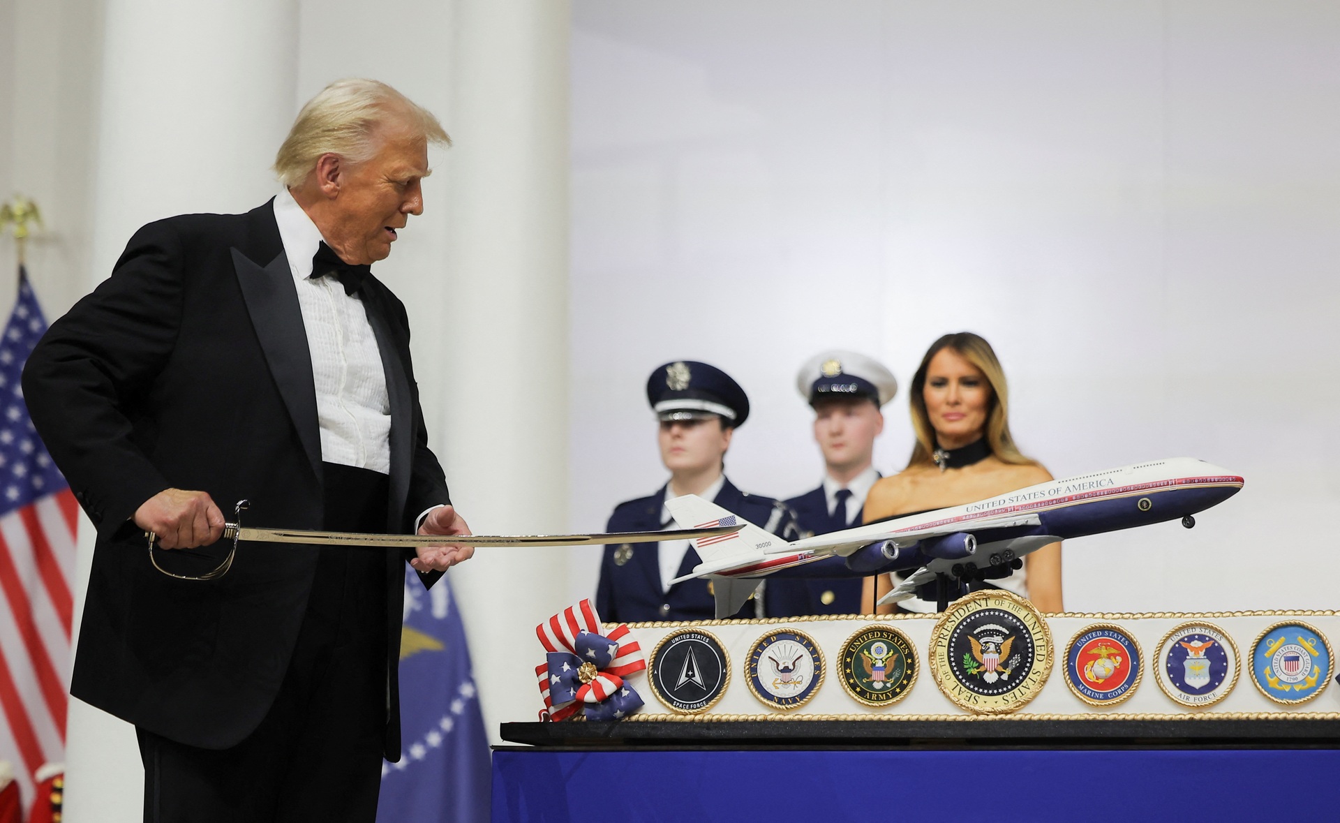 Ông Trump khiến mật vụ Mỹ thót tim khi nhảy múa với thanh kiếm quân sự - 3 Ông Trump khiến mật vụ Mỹ thót tim khi nhảy múa với thanh kiếm quân sự - 3