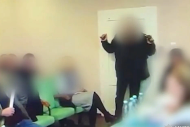 Quan chức làng Ukraine ném lựu đạn vào giữa cuộc họp