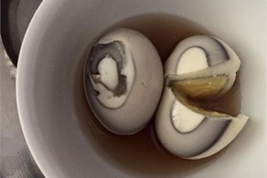 Phát hiện trứng gà chuyển màu đen gây hoang mang