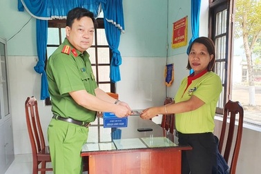 Thấy nhiều người nhặt tiền, nữ cán bộ y tế đề nghị tìm trả người đánh rơi