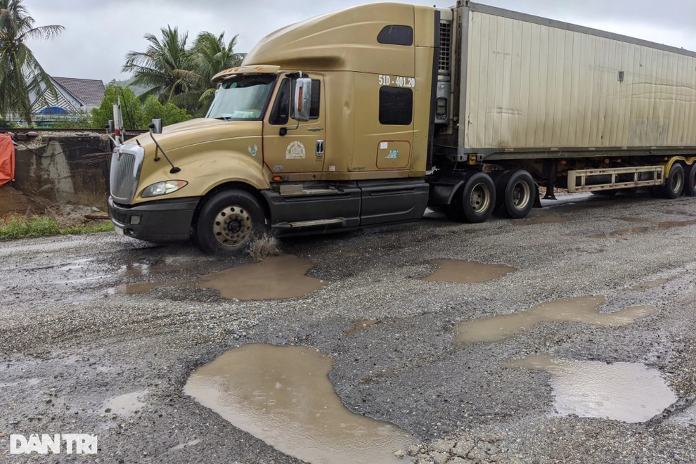 Quảng Ngãi: Đoạn quốc lộ đang bảo hành lại xuất hiện nhiều điểm hư hỏng - 1 Quảng Ngãi: Đoạn quốc lộ đang bảo hành lại xuất hiện nhiều điểm hư hỏng - 1