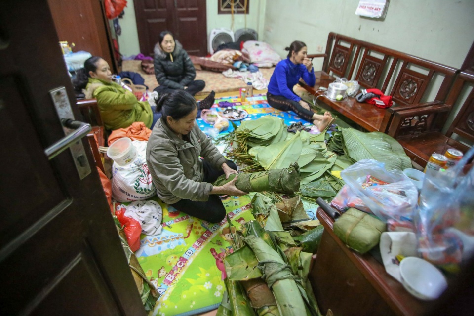 Người Hà Nội thức thâu đêm luộc bánh chưng trên vỉa hè - 2 Người Hà Nội thức thâu đêm luộc bánh chưng trên vỉa hè - 2