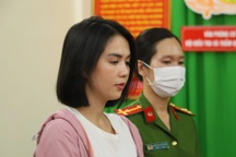 Phút người mẫu Ngọc Trinh nghe lệnh bắt tạm giam 3 tháng