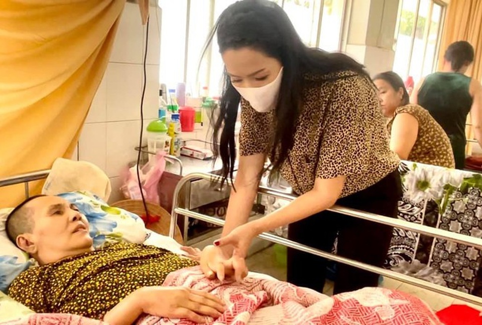 Diễn viên Hoàng Lan: Tay chân co rút, nằm một chỗ, không ai chăm sóc - 2 Diễn viên Hoàng Lan: Tay chân co rút, nằm một chỗ, không ai chăm sóc - 2