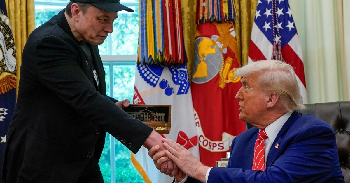 Nước Mỹ nín thở dõi theo "cuộc khẩu chiến" giữa ông Trump và tỷ phú Musk