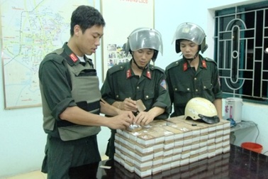 Vận chuyển 200.000 kíp nổ, còn hối lộ CSCĐ   