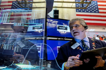 Dow Jones mất gần 500 điểm vì lo ngại Fed thắt chặt chính sách hơn