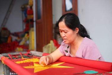 Chuyện về gia đình ba đời se chỉ, căng khung thêu cờ Tổ quốc ở Hà Nội