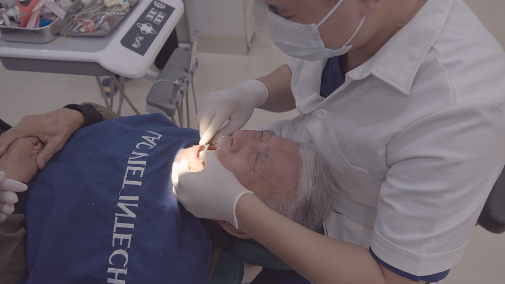 Kỳ tích: Cụ ông 94 tuổi cấy ghép implant toàn hàm thành công - 3 Kỳ tích: Cụ ông 94 tuổi cấy ghép implant toàn hàm thành công - 3