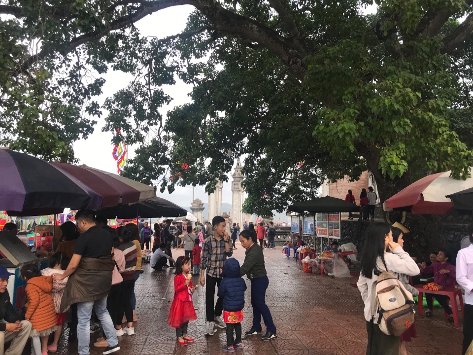 Mùng 1 Tết, người dân chen chân dâng hương ở ngôi đền linh thiêng bậc nhất xứ Nghệ - 1 Mùng 1 Tết, người dân chen chân dâng hương ở ngôi đền linh thiêng bậc nhất xứ Nghệ - 1