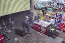 Nữ chủ tiệm tạp hóa bị 4 thanh niên tấn công lúc nửa đêm