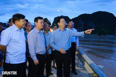 Phó Thủ tướng Mai Văn Chính thăm đồng bào vùng lũ Nghệ An