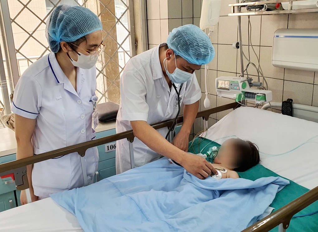 Ngã vào xô chứa nước thải điều hòa, bé 19 tháng tím tái, ngưng thở - 2 Ngã vào xô chứa nước thải điều hòa, bé 19 tháng tím tái, ngưng thở - 2
