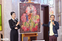 Hoa hậu Ngọc Hân lần đầu làm MC đấu giá, đóng góp Quỹ Nhân ái 50 triệu đồng