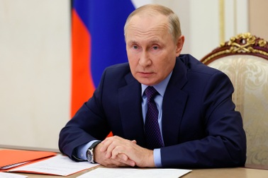 Tổng thống Putin ký lệnh hoãn động viên quân sự với sinh viên