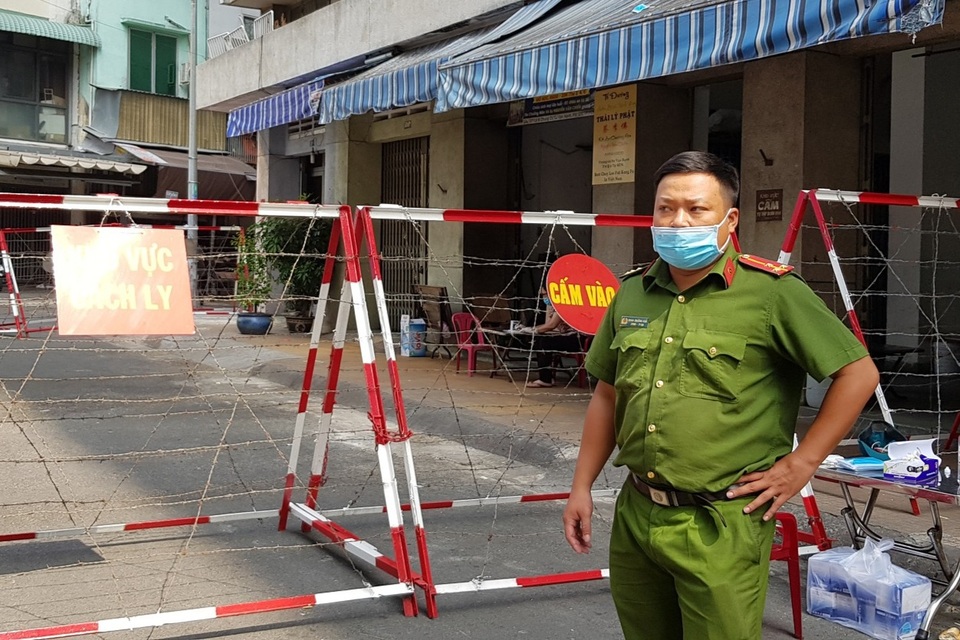 Phong tỏa một khu chung cư có người nghi mắc Covid-19 - 6 Phong tỏa một khu chung cư có người nghi mắc Covid-19 - 6