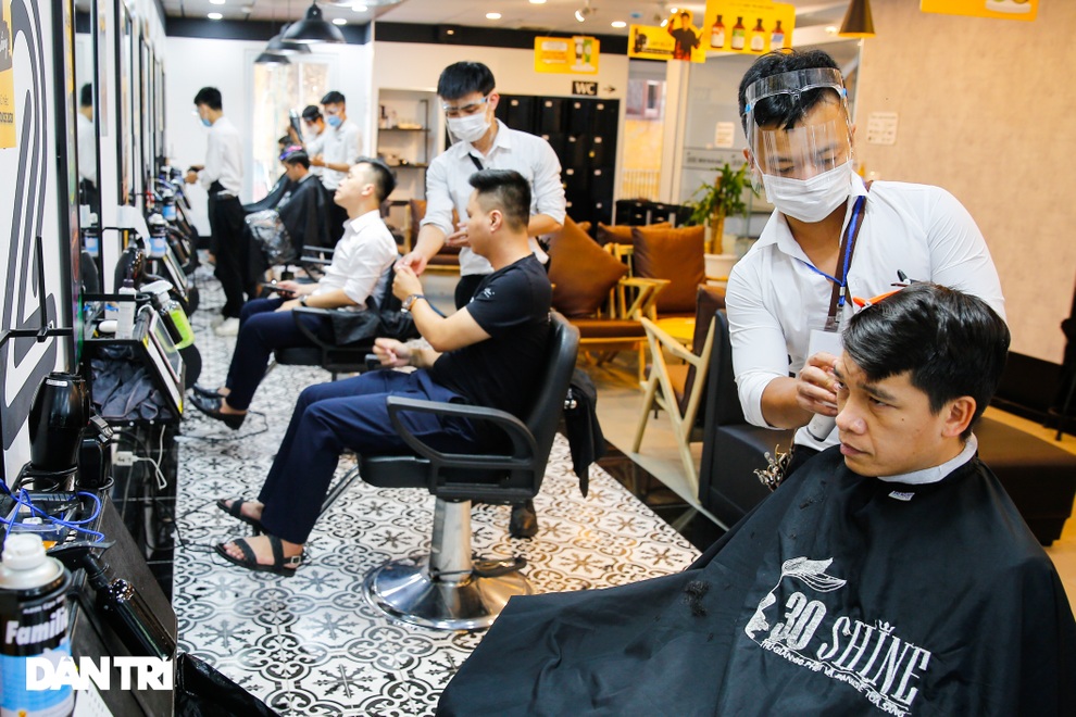 Người dân vội vã đi cắt tóc gội đầu trước khi Hà Nội chính thức cấm từ 13/7 - 9 Người dân vội vã đi cắt tóc gội đầu trước khi Hà Nội chính thức cấm từ 13/7 - 9