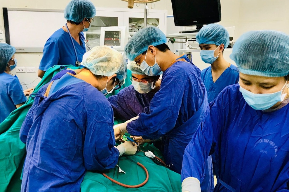 Quý ông suýt mất đoạn ruột vì đau vùng kín nhưng ngại đi khám - 2 Quý ông suýt mất đoạn ruột vì đau vùng kín nhưng ngại đi khám - 2