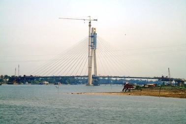 Hợp long cây cầu 1.000 tỷ bắc qua sông Nhật Lệ