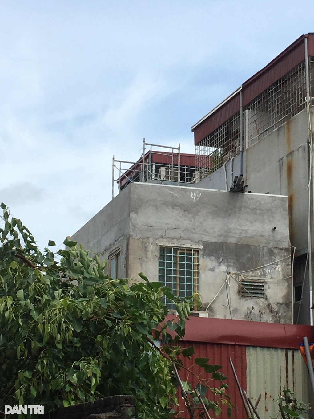 Nữ cán bộ Sở Nội vụ Hải Phòng tháo dỡ hạng mục công trình vi phạm - 1 Nữ cán bộ Sở Nội vụ Hải Phòng tháo dỡ hạng mục công trình vi phạm - 1