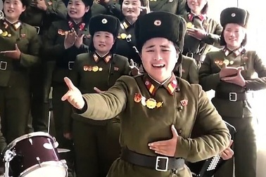 Nữ quân nhân Triều Tiên bật khóc khi trình diễn trước ông Kim Jong-un
