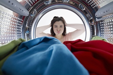 Bỏ thêm quần áo khi máy giặt cửa trước đang hoạt động có được không?