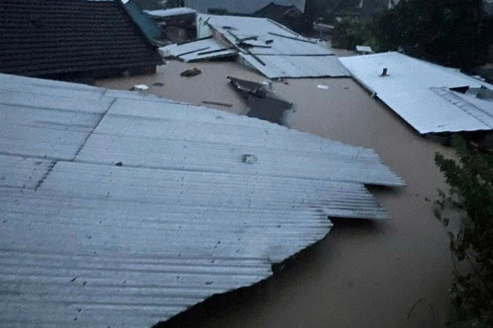 Người dân ngỡ ngàng trước trận mưa lụt lạ đời chưa từng thấy - 4