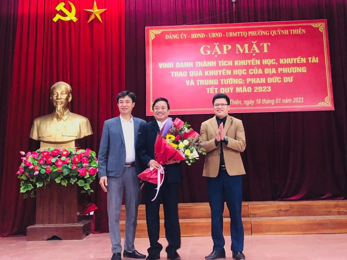 Thầy Nguyễn Bá Vinh, Hiệu trưởng Trường THPT Hoàng Mai vinh dự nhận quà của Trung tướng Phan Đức Dư khi được nhà nước công nhận Nhà giáo ưu tú (Ảnh: Nguyễn Phê).