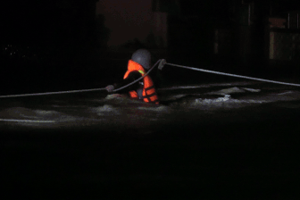 Ngày đêm ngược dòng lũ dữ hỗ trợ người dân