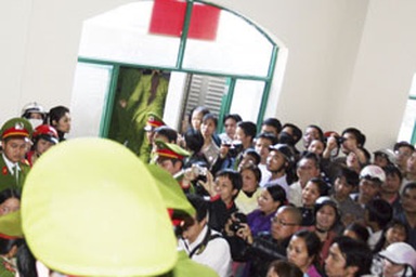 Phiên tòa xét xử hiệu trưởng mua dâm cuối ngày càng “nóng”