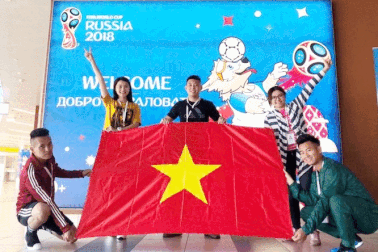 Người đẹp cầm cờ Việt Nam tung bay ở World Cup gây chú ý