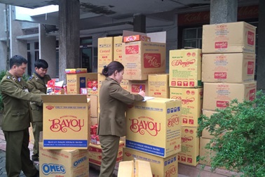 Phát hiện hàng ngàn hộp bánh kẹo bị “rút ruột”