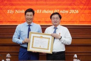 Bí thư Tỉnh ủy Tây Ninh Nguyễn Văn Quyết nhận Huy hiệu 30 năm tuổi Đảng