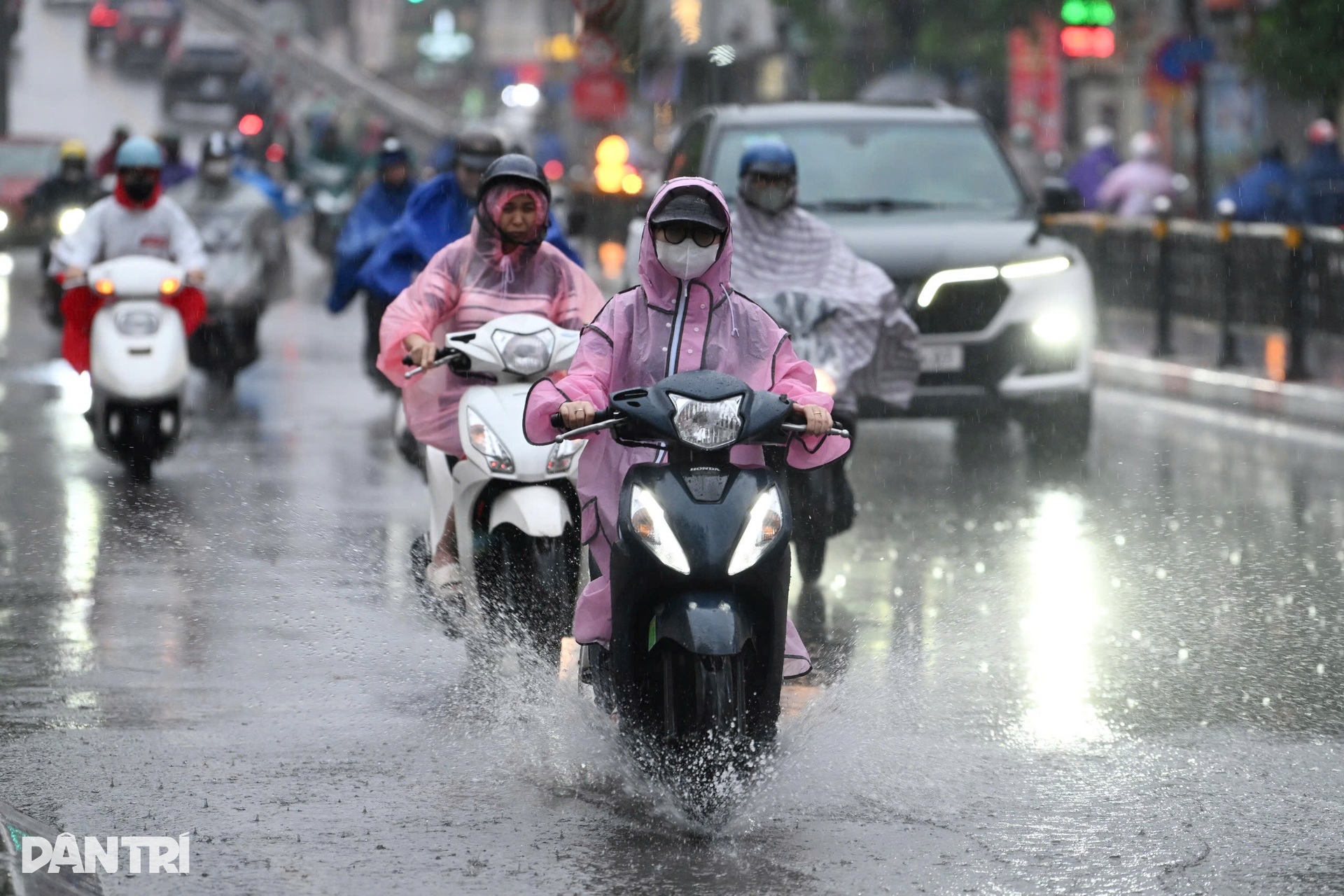 Mưa rả rích kéo dài, giao thông Hà Nội tê liệt nhiều tuyến đường - 8