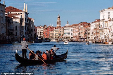 Venice giảm công suất thuyền Gondola vì tình trạng du khách “quá cân”