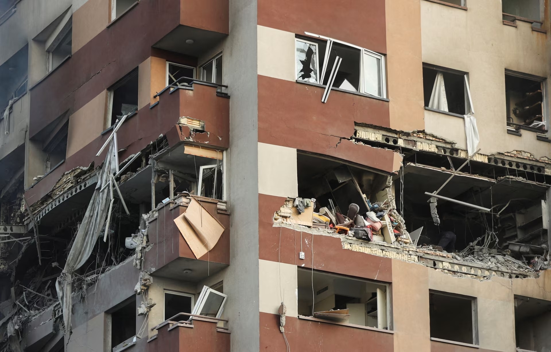 Israel, Iran rung chuyển và đổ nát sau đêm đối đầu hỏa lực - 4