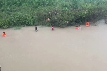 Huy động hàng trăm người tìm kiếm cháu bé rơi xuống sông