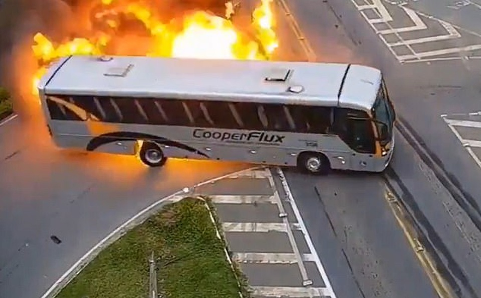Xe buýt Brazil nổ như cầu lửa sau cú đâm liên hoàn với xe tải và taxi - 2 Xe buýt Brazil nổ như cầu lửa sau cú đâm liên hoàn với xe tải và taxi - 2