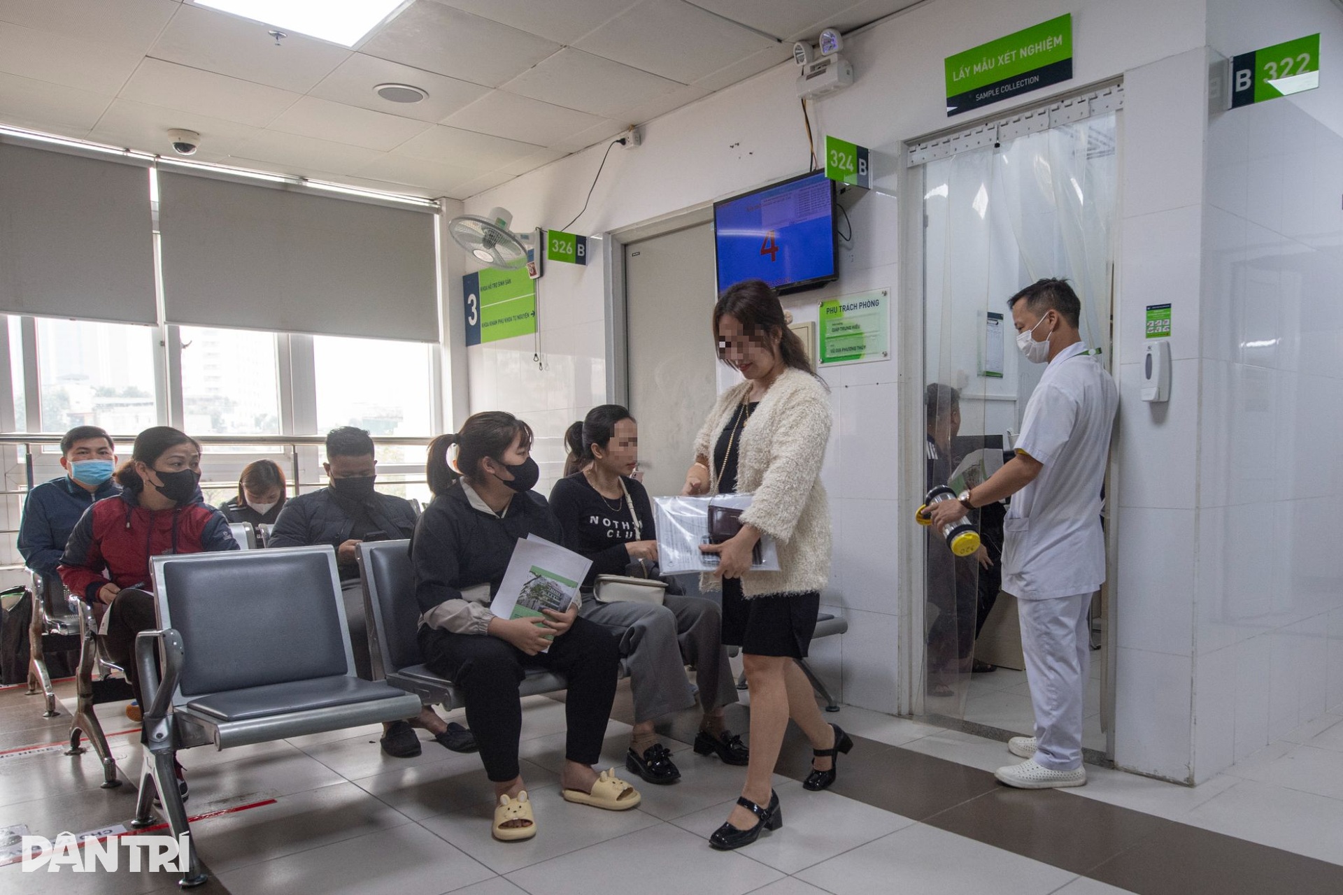 Bác sĩ sản chạy hết công suất vì cơn sốt rồng vàng - 6 Bác sĩ sản chạy hết công suất vì cơn sốt rồng vàng - 6