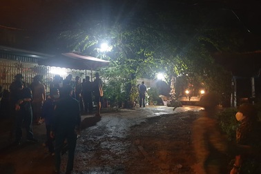 Kè đá đổ sập, đè chết người đàn ông trong mưa