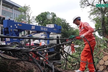 Nỗ lực cấp điện cho khách hàng sau bão Kajiki